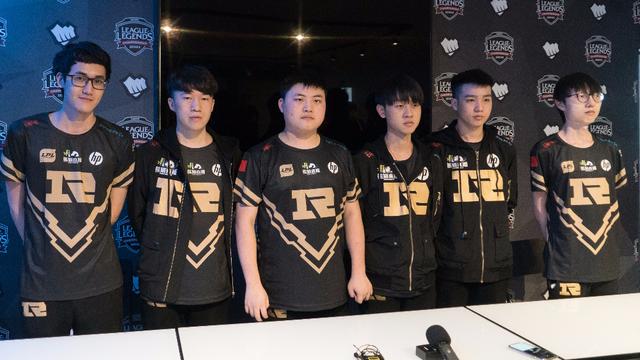 上海男篮拥 上海男篮拥