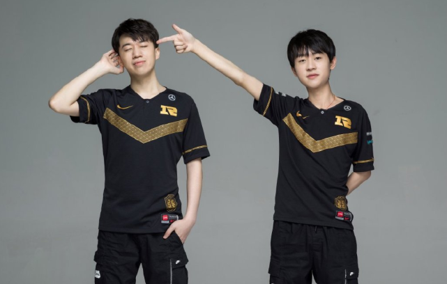 年轻才俊 年轻才俊